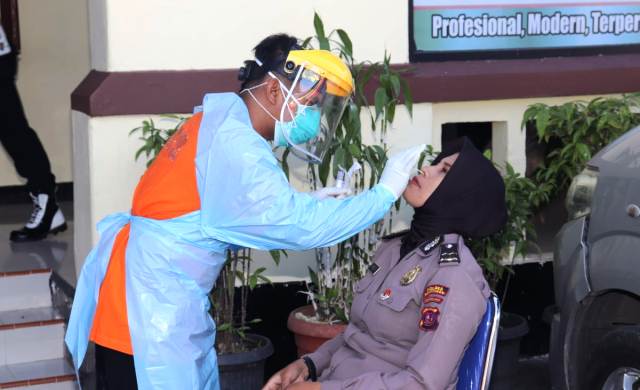 Personel Polres Bukittinggi jalani pemeriksaan swab PCR